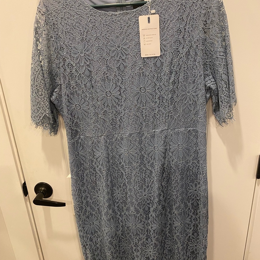 Chic Floral Lace Midi Dress in Blue